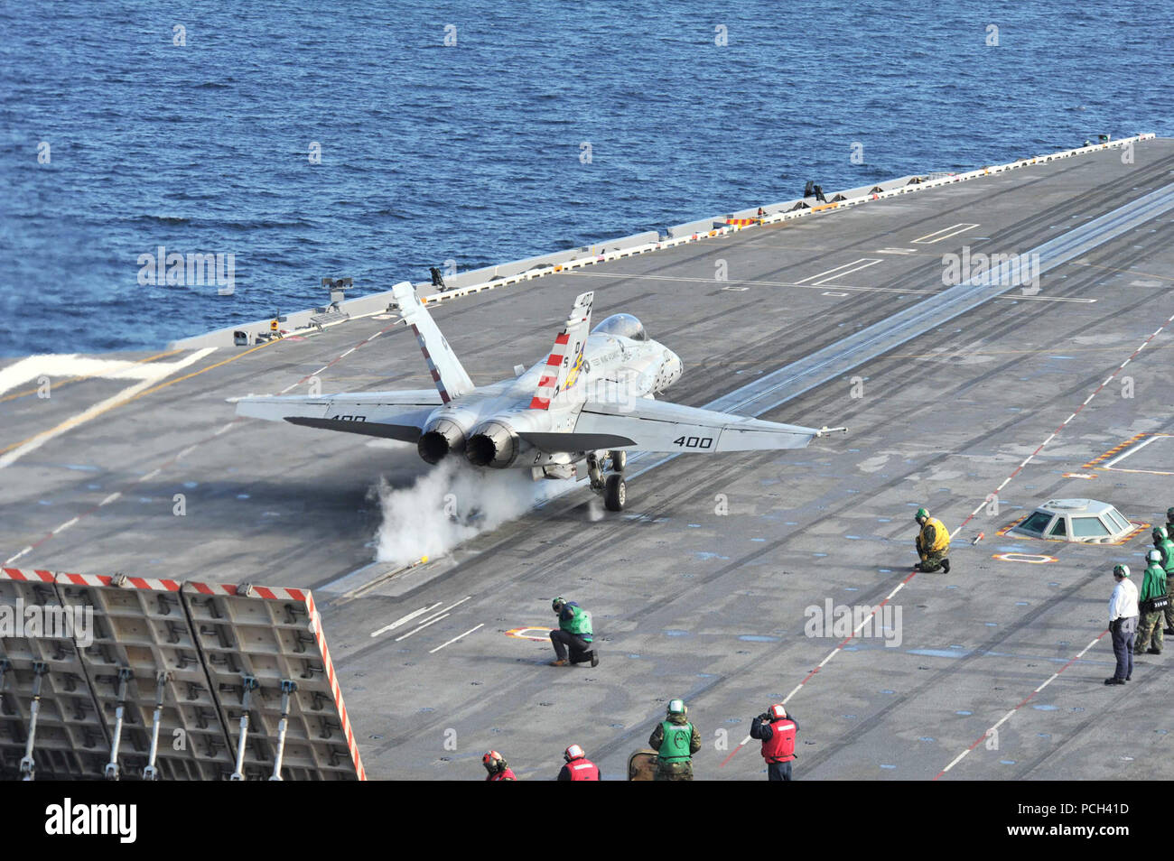 Un U.S. Navy F/A-18C Hornet aeromobile assegnati a Strike Aircraft Test Squadron (Vx) 23 si toglie dal ponte di volo della portaerei USS Theodore Roosevelt (CVN 71 nov. 16, 2013, nell'Oceano Atlantico. VX-23 era lo svolgimento di prove del giunto di avvicinamento di precisione del sistema di atterraggio. Foto Stock