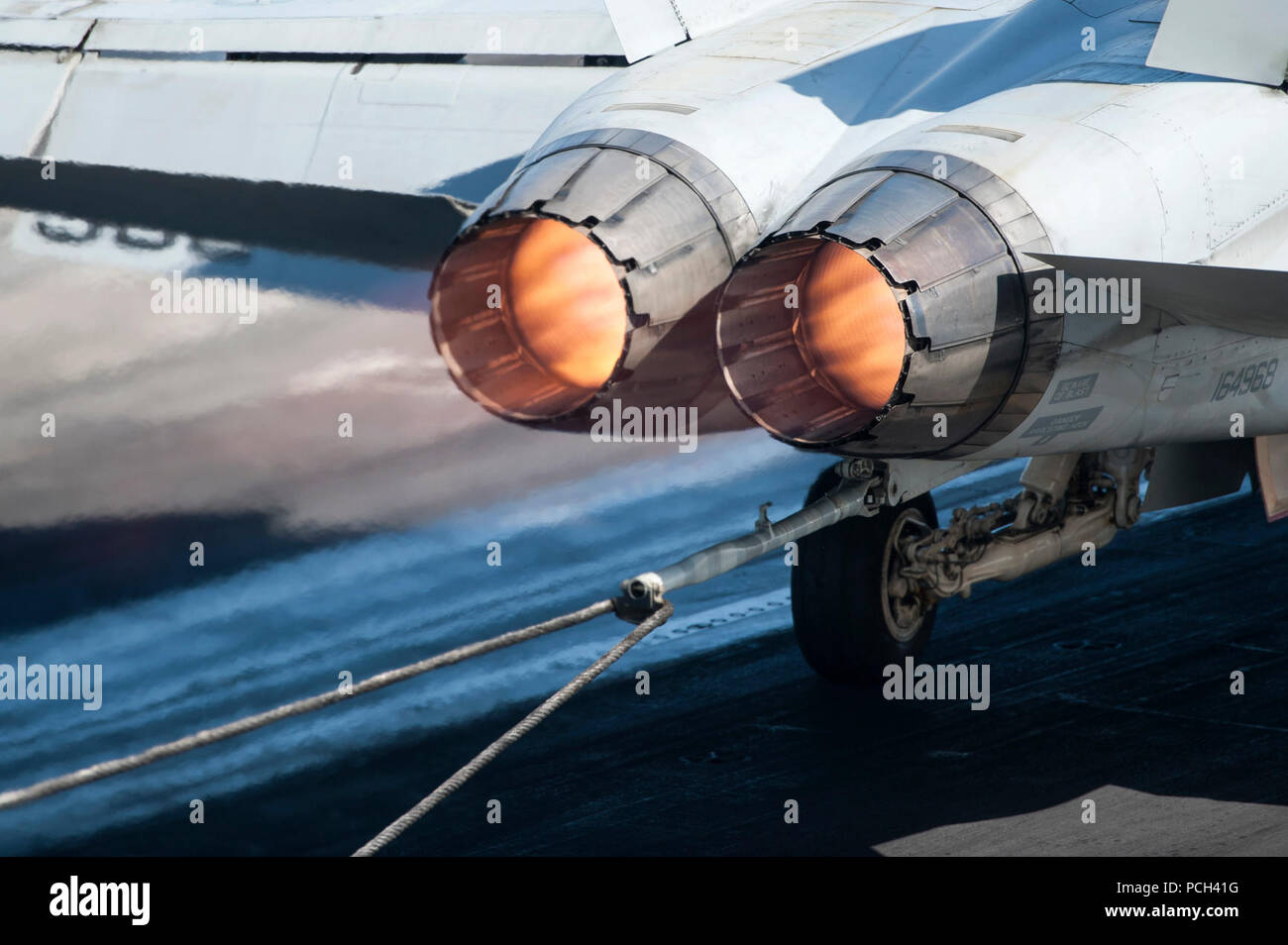 Un U.S. Navy F/A-18C Hornet aeromobile assegnati a Strike Fighter Squadron (VFA) 37 le catture di un ingranaggio di arresto filo sul ponte di volo della portaerei USS Harry Truman (CVN 75) nel Golfo di Oman Feb 17, 2014. L'Harry Truman, il portabandiera per la Harry Truman Carrier Strike gruppo, è stato distribuito conducendo le operazioni di sicurezza marittima e di teatro la cooperazione in materia di sicurezza gli sforzi a sostegno dell'Operazione Enduring Freedom. ( Foto Stock