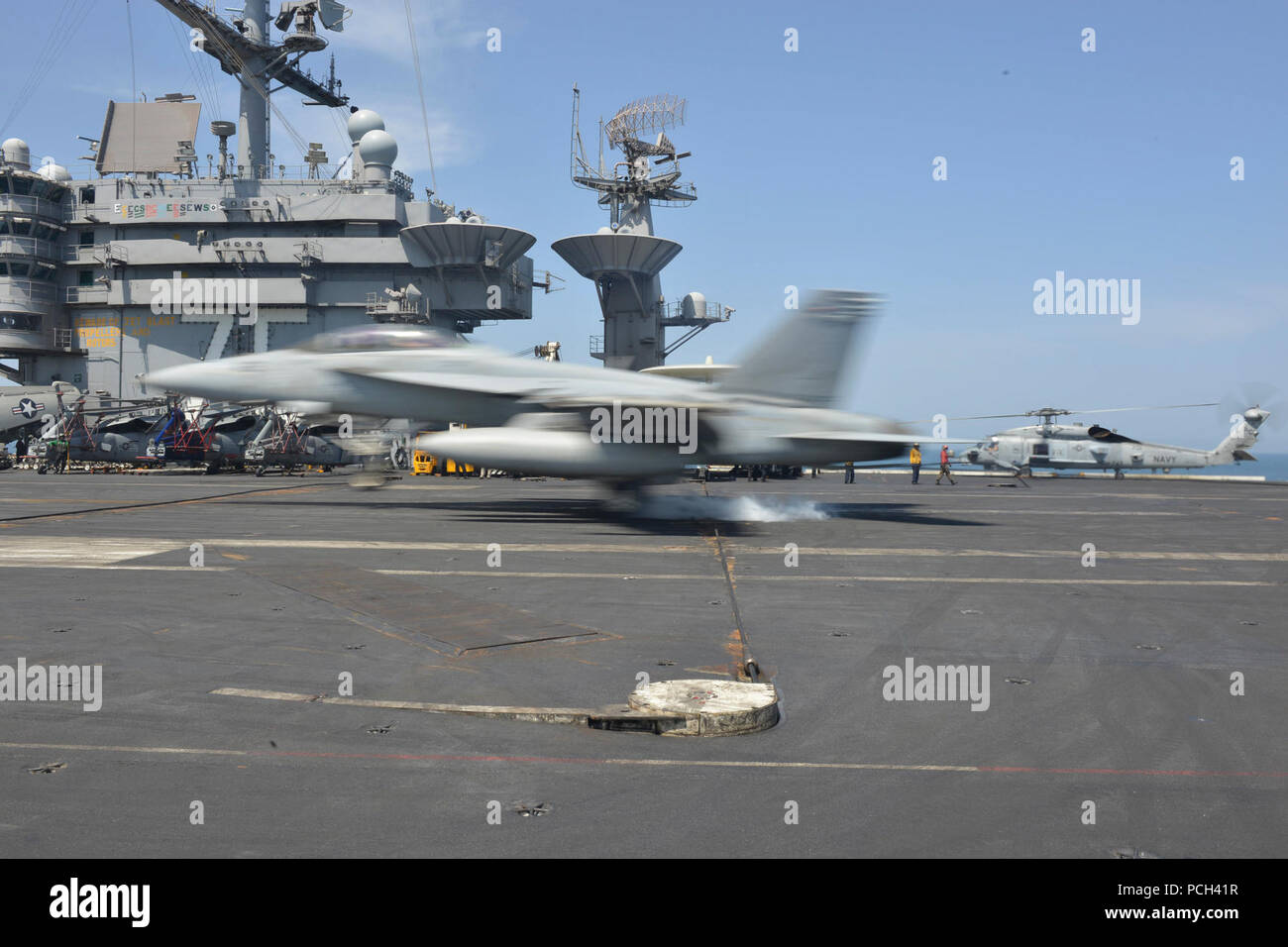 Golfo di Oman (10 marzo 2014) Un F/A-18C Hornet, assegnato al 'scacchiere' di Marine Fighter Squadron di attacco 312, atterra sul ponte di volo della portaerei USS Harry Truman (CVN 75). Harry Truman, ammiraglia di Harry Truman Carrier Strike gruppo, è distribuito negli Stati Uniti Quinta Flotta area di responsabilità condurre le operazioni di sicurezza marittima, teatro di supporto di sicurezza gli sforzi di cooperazione e sostegno all'Operazione Enduring Freedom. Foto Stock