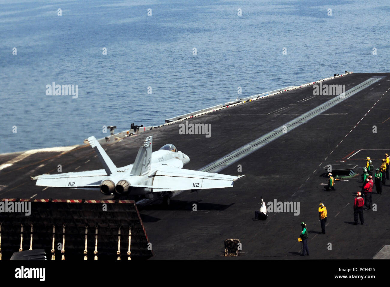 Un U.S. Navy F/A-18E Super Hornet aeromobile attaccato a Strike Fighter Squadron (VFA) 31 si prepara a prendere il via dalla portaerei USS George H.W. Bussola (CVN 77) nel Golfo Persico a giugno 30, 2014. Il George H.W. Bush è stato sostenere le operazioni di sicurezza marittima e di teatro la cooperazione in materia di sicurezza gli sforzi negli Stati Uniti Quinta Flotta area di responsabilità. Foto Stock