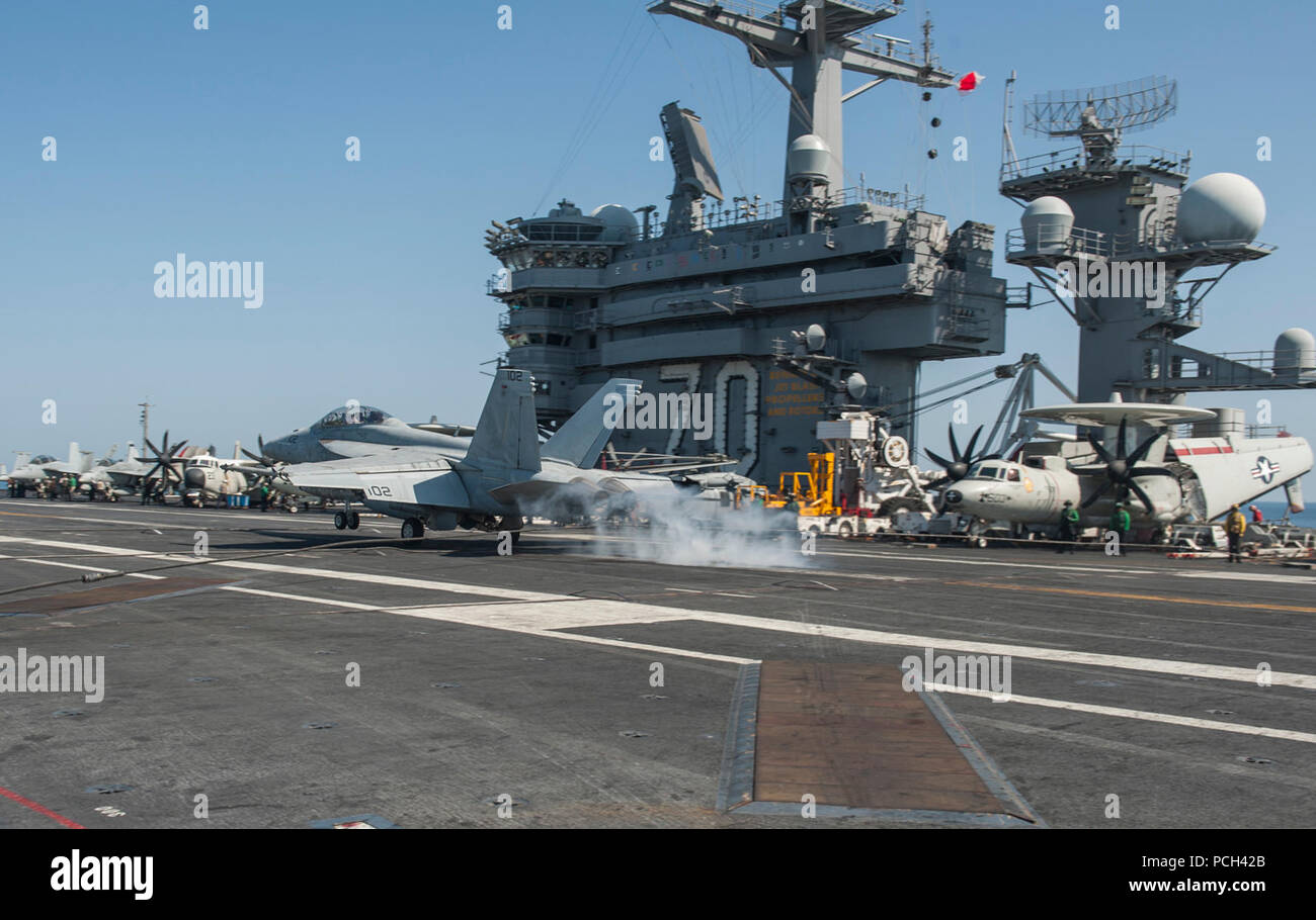 Un U.S. Navy F/A-18F Super Hornet aeromobile assegnati a Strike Fighter Squadron (VFA) 22 consente un recupero arrestati sul ponte di volo della portaerei USS Carl Vinson (CVN 70) come la nave effettua operazioni di volo ott. 19, 2014, NEGLI STATI UNITI Quinta Flotta area di responsabilità durante il funzionamento inerenti a risolvere. Il presidente Barack Obama ha autorizzato gli aiuti umanitari le consegne in Iraq come pure le incursioni aeree mirate a proteggere il personale degli Stati Uniti dagli estremisti noto come lo stato islamico in Iraq e il levante. Stati Uniti Comando centrale diretto le operazioni. Foto Stock