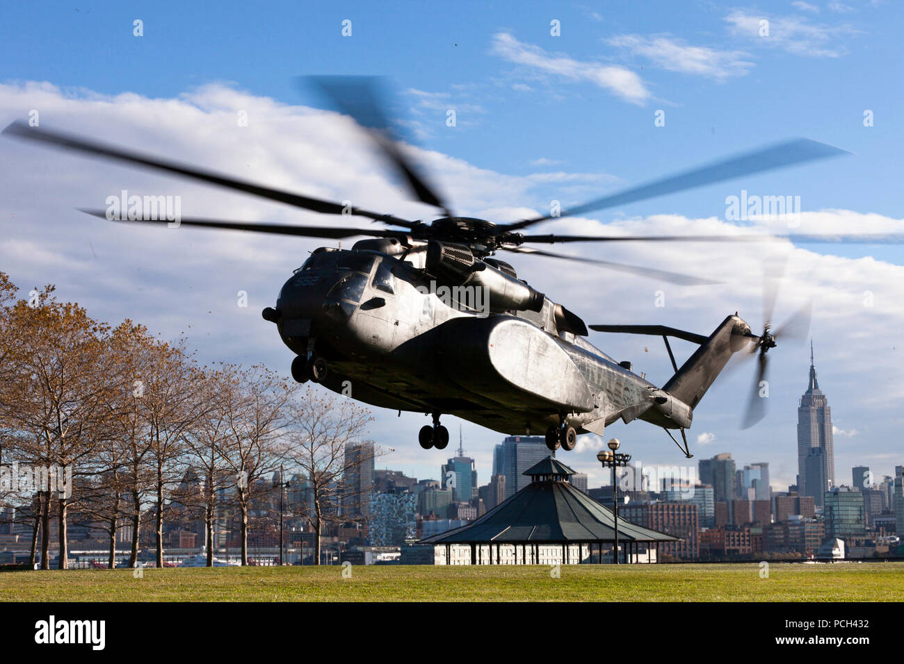 HOBOKEN, N.J. (Nov. 3, 2012) un U.S. Navy MH-53 elicottero atterra in Hoboken, N.J. Gli Stati Uniti La marina ha posizionato le forze nella zona per assistere U.S. Northern Command (NORTHCOM) a sostegno del FEMA e autorità civili locali in seguito alla distruzione causata dall'uragano di sabbia. Foto Stock