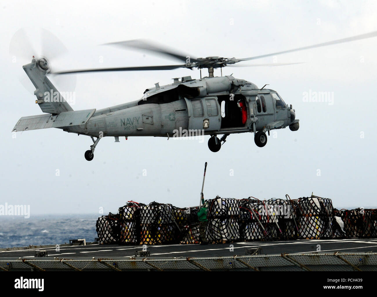 Un U.S. Navy MH-60S Knighthawk trasferimenti in elicottero forniture da combattimento veloce nave appoggio USNS Ponte (T-AOE 10) alla portaerei USS Carl Vinson (CVN 70) durante un rifornimento verticale gen. 2, 2012, nell'Oceano Pacifico. Vinson e Carrier aria Wing (CVW) 17 erano in corso su un pacifico occidentale la distribuzione. Foto Stock