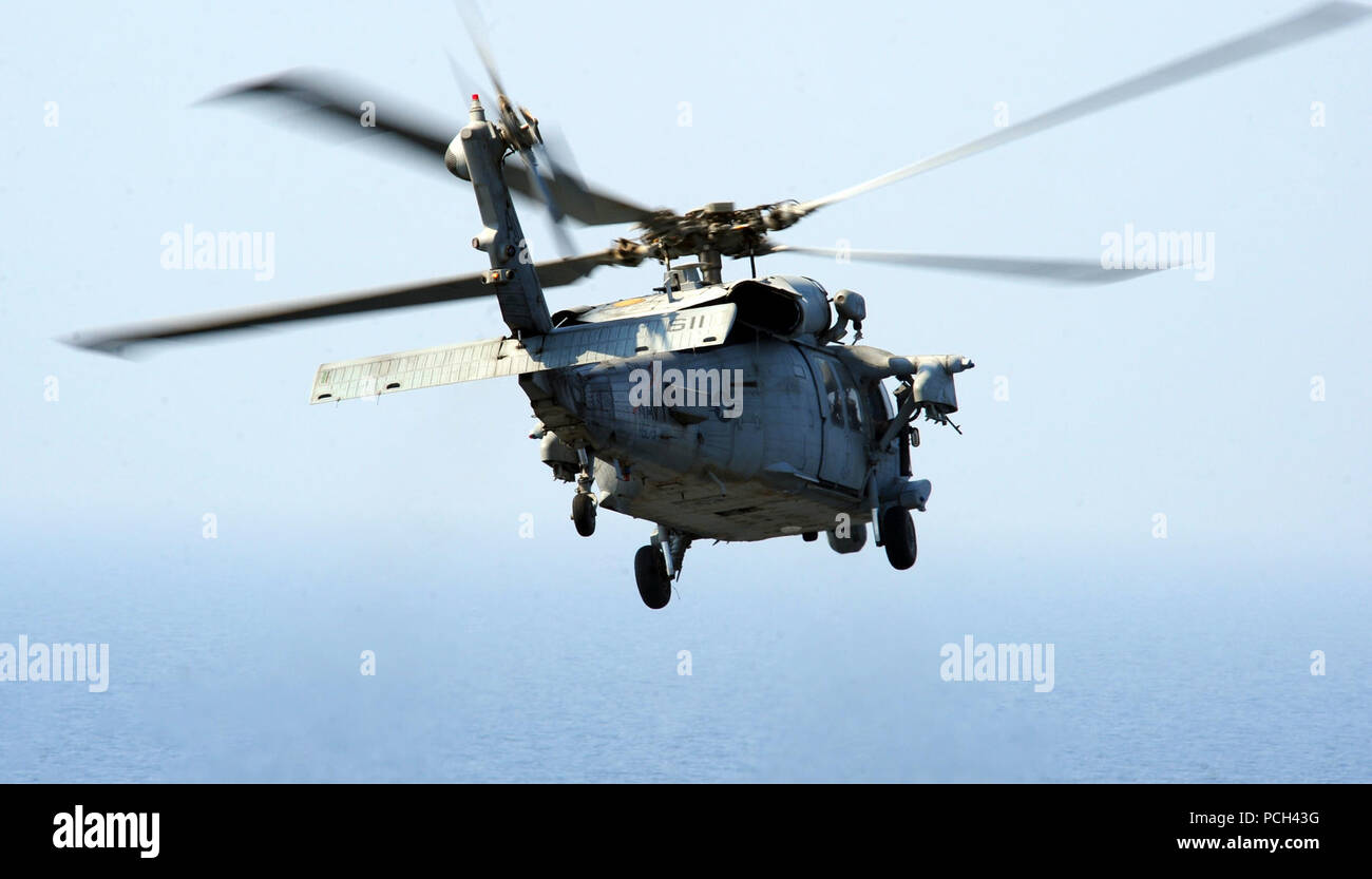 Un U.S. Navy MH-60S Seahawk elicottero assegnato al mare in elicottero Combat Squadron (HSC) 9 decolla dalla portaerei USS George H.W. Bussola (CVN 77), non mostrato, nel Golfo Persico il Agosto 26, 2014. Il George H.W. Bush era già in corso negli Stati Uniti Quinta Flotta area di responsabilità sostenere le operazioni di sicurezza marittima e di protezione del teatro gli sforzi di cooperazione. Foto Stock