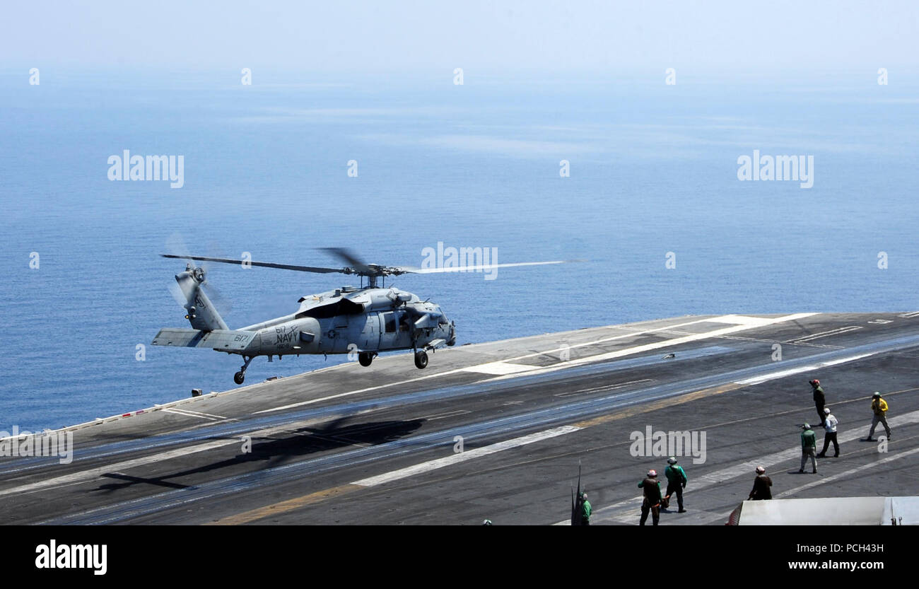 Un U.S. Navy MH-60S Seahawk elicottero assegnato al mare in elicottero Combat Squadron (HSC) 9 si toglie dal ponte di volo della portaerei USS George H.W. Bussola (CVN 77) sett. 2, 2014, nel Golfo Persico. Il George H.W. Bush è stato sostenere le operazioni di sicurezza marittima e di teatro la cooperazione in materia di sicurezza gli sforzi negli Stati Uniti Quinta Flotta area di responsabilità. Foto Stock