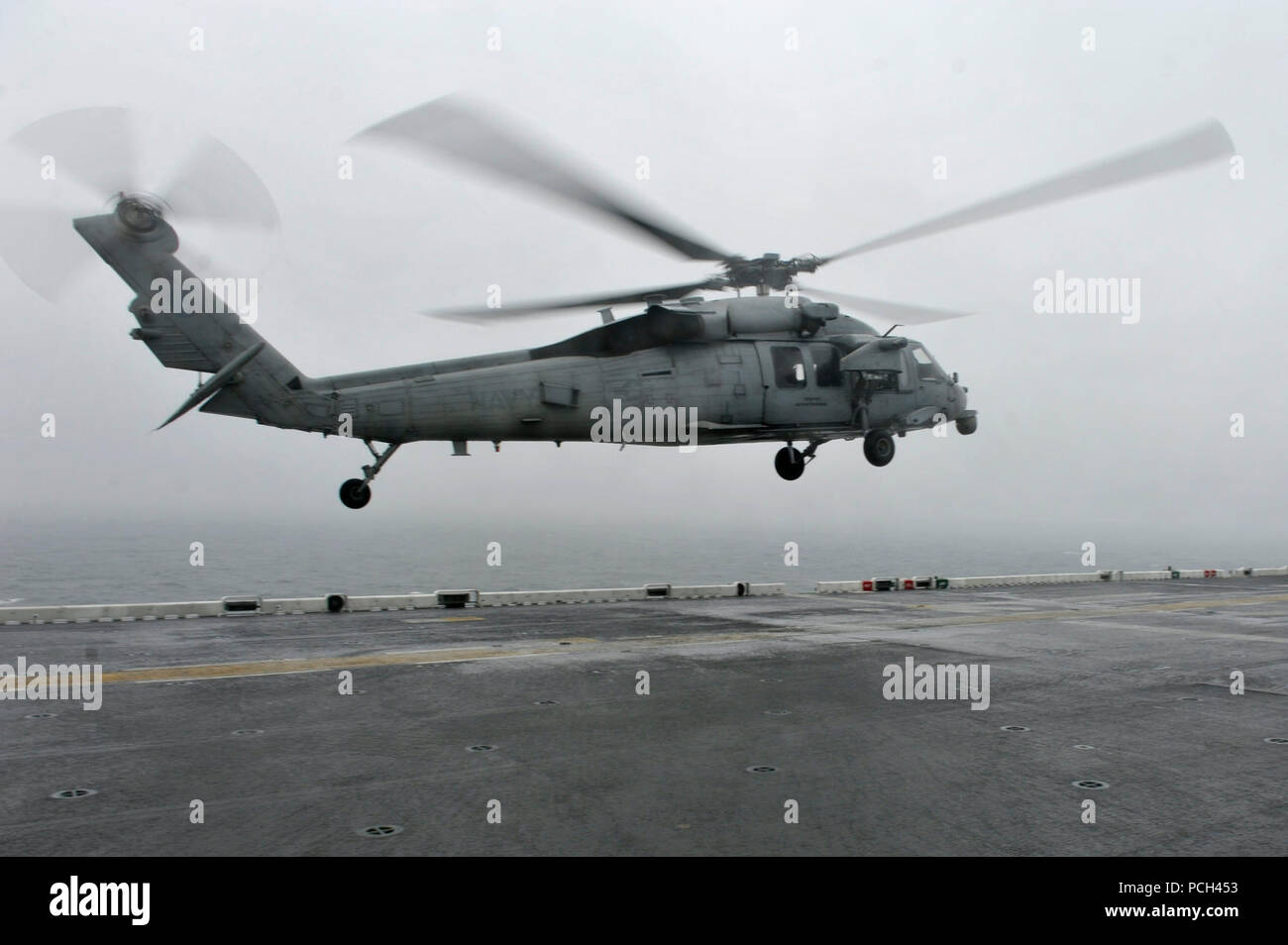 Un U.S. Navy MH-60S Seahawk elicottero assegnato al mare in elicottero Combat Squadron (HSC) 25 atterra sul ponte di volo dell'assalto anfibio nave USS Bonhomme Richard (LHD 6) 17 aprile 2014 nel Mar Cinese Orientale. La nave ha fornito sostegno alla richiesta della Corea del Sud agli aiuti per gli sforzi di salvataggio dei passeggeri del traghetto che Sewol capovolto vicino all'isola di Jindo un giorno precedente. Foto Stock