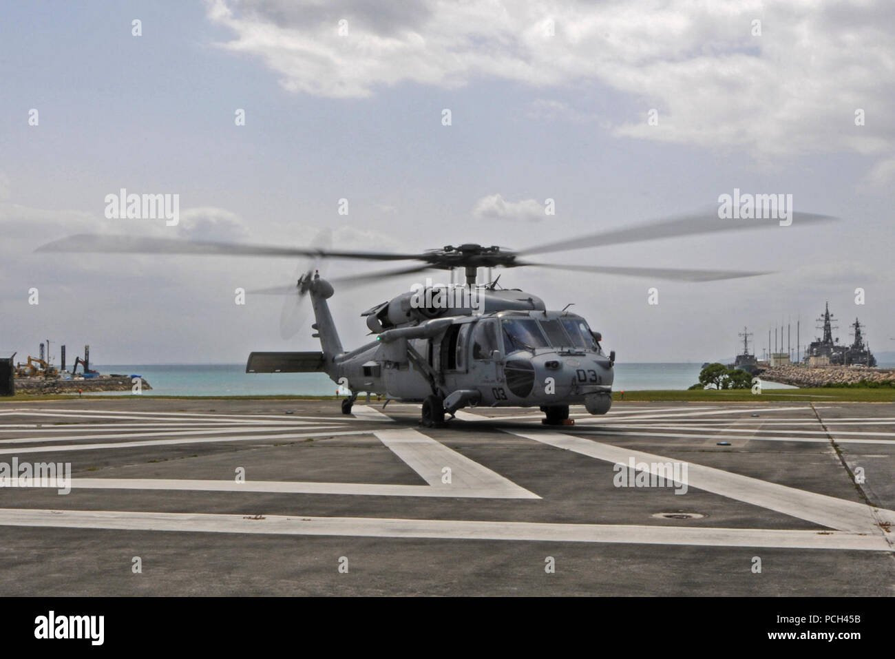 Un U.S. Navy MH-60S Seahawk elicottero, assegnato al mare in elicottero Combat Squadron (HSC) 25, si prepara a prendere il via da una piazzola di atterraggio in spiaggia bianca Naval Facility, Okinawa, in Giappone, 14 marzo, 2014. HSC 25 è stato avviato con la distribuita Amphibious Assault nave USS Bonhomme Richard (LHD 6) e stava conducendo forza congiunta le operazioni negli Stati Uniti 7 Flotta Area di responsabilità. Foto Stock