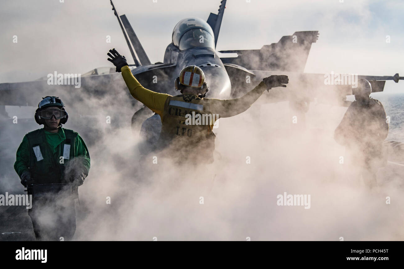 Sul mare del sud della Cina (feb. 21, 2018) marinai di partecipare a operazioni di volo sul ponte di volo di Nimitz-class portaerei USS Carl Vinson (CVN 70). Carl Vinson Strike gruppo è attualmente operativo nel Pacifico occidentale come parte di una regolare distribuzione pianificata. Foto Stock
