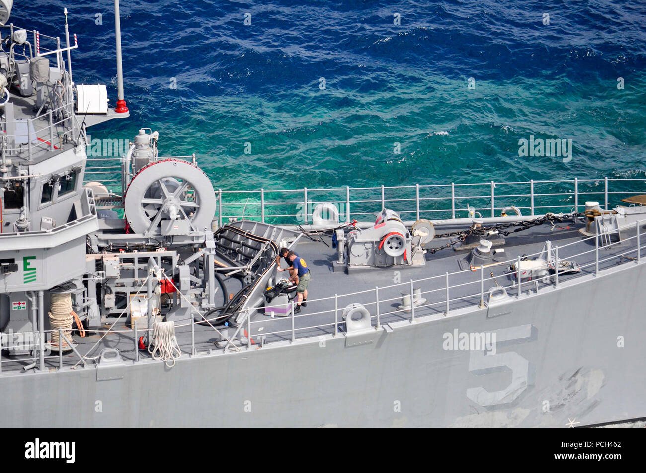 Mare di Sulu, Filippine (GEN. 23, 2013) i membri di un U.S. Navy valutazione di recupero il lavoro di squadra a bordo della mia nave contromisure USS Custode (MCM 5), che si è arenata su di Tubbataha Reef, gen. 17. Gli Stati Uniti La marina e la Repubblica delle Filippine Coast Guard stanno lavorando per ripristinare in modo sicuro la nave minimizzando al contempo gli effetti ambientali fino alla barriera corallina. Foto Stock