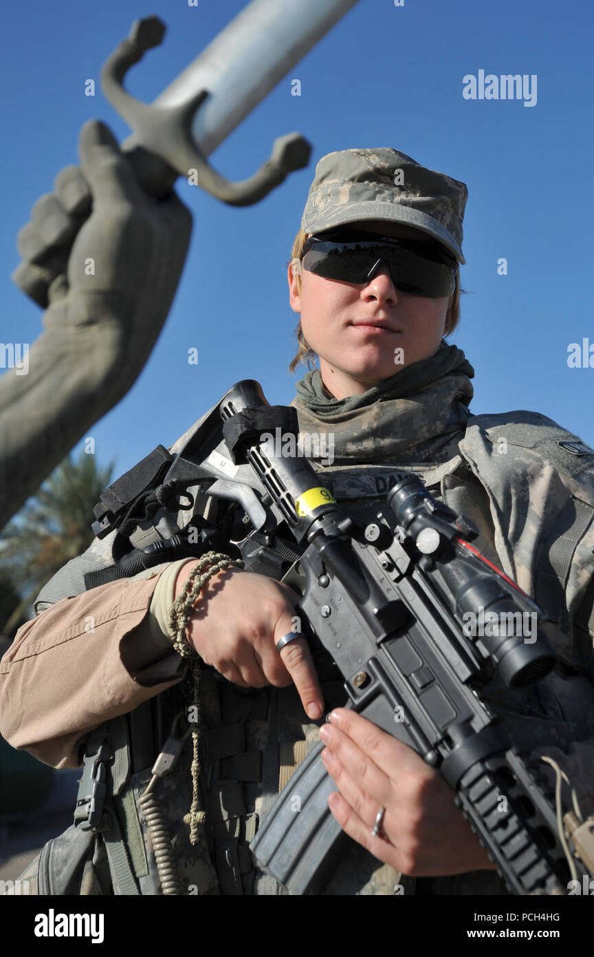 Senior Airman Sheana Davis di Fort Knox, KY., U.S. Air Force aviatori assegnati a xi delle forze di sicurezza Squadron, Distacco 3, 732 Expeditionary forze di sicurezza Squadron, 1° Brigata Team di combattimento, 4a Divisione di Fanteria pone per un Foto Stock