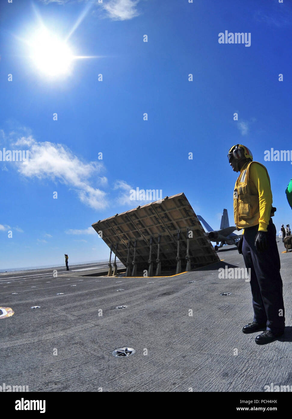 Piano amministrazione assegnato alla portaerei USS Carl Vinson in stand by come F/A-18 Super Hornets si spostano in posizione. Carl Vinson è in corso conducendo le operazioni locali al largo della costa della California del Sud. Foto Stock