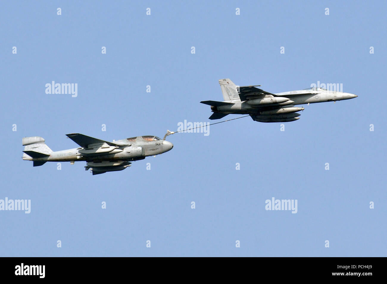 5TH FLOTTA AREA DI RESPONSABILITÀ (ott. 19, 2012) Un F/A-18E Super Hornet assegnato all'Pukin cani di Strike Fighter Squadron (VFA) 143 refuels un EA-6B Prowler assegnato ai patrioti di Attacco Elettronico Squadron (VAQ) 140 come parte di un impianto di dimostrazione di potenza ha lanciato da Nimitz-class portaerei USS Dwight D. Eisenhower CVN (69). Dwight D. Eisenhower è distribuito negli Stati Uniti Quinta Flotta area di responsabilità condurre le operazioni di sicurezza marittima, teatro di sicurezza gli sforzi di cooperazione e sostegno la missione come parte dell'Operazione Enduring Freedom. Foto Stock
