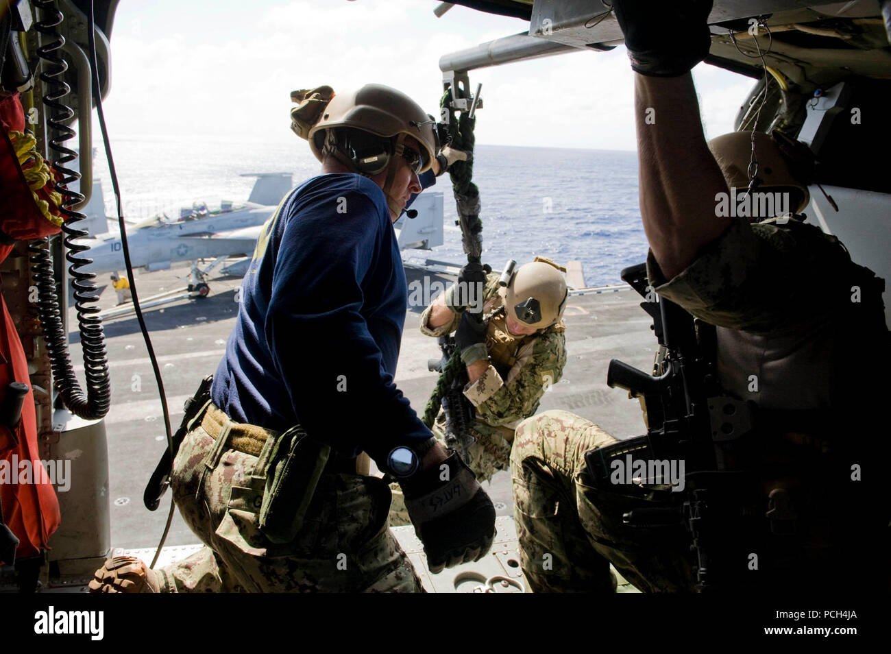 Oceano Pacifico (Aprile 25,2013) un'eliminazione degli ordigni esplosivi team tecnico esegue fast-le manovre di corda da un MH-60S Knight Hawk dalla Eightballers di elicottero di mare squadrone di combattimento (HSC) 8 durante un'aria di dimostrazione di potenza a bordo della portaerei USS John C. Stennis (CVN 74). John C. Stennis Carrier Strike gruppo, costituito da Stennis, CVW-9, Destroyer Squadron 21 e guidato-missili cruiser USS Mobile Bay (Cg-53), è di ritorno da otto mesi di distribuzione per gli Stati Uniti La quinta e la settima flotta aree di responsabilità. Foto Stock