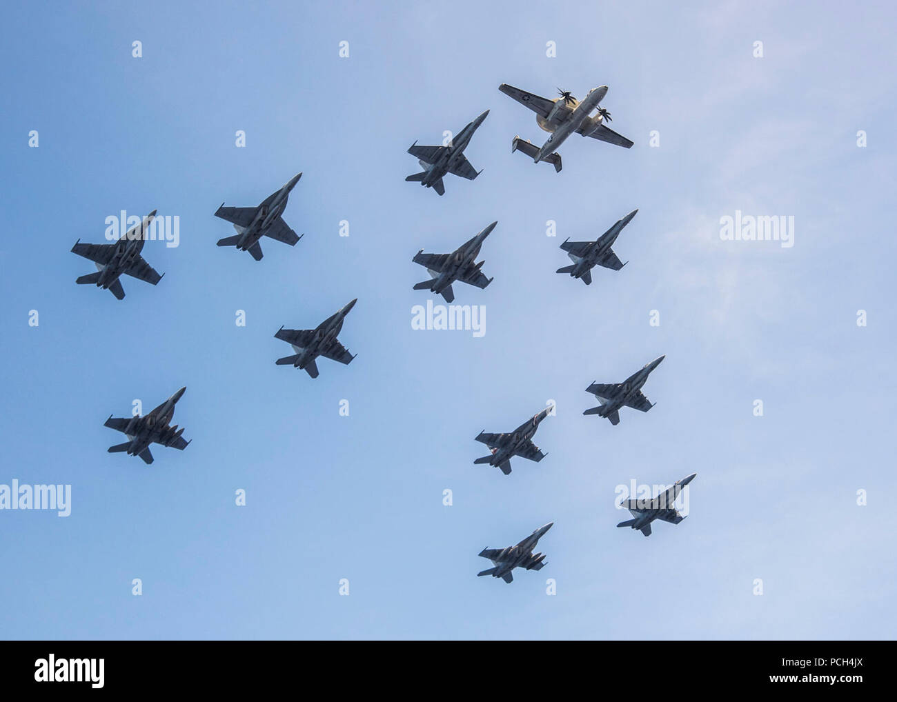 Oceano Pacifico (18 giugno 2017) aeromobile assegnati al Carrier aria Wing (CVW) 2 volare al di sopra della Nimitz-class portaerei USS Carl Vinson (CVN 70) come parte di un impianto di dimostrazione di potenza durante una crociera di Tiger. Una crociera di tiger consente agli amici e membri della famiglia di marinai da imbarcare sulla nave a sperimentare STATI UNITI La vita marina in mare. Foto Stock