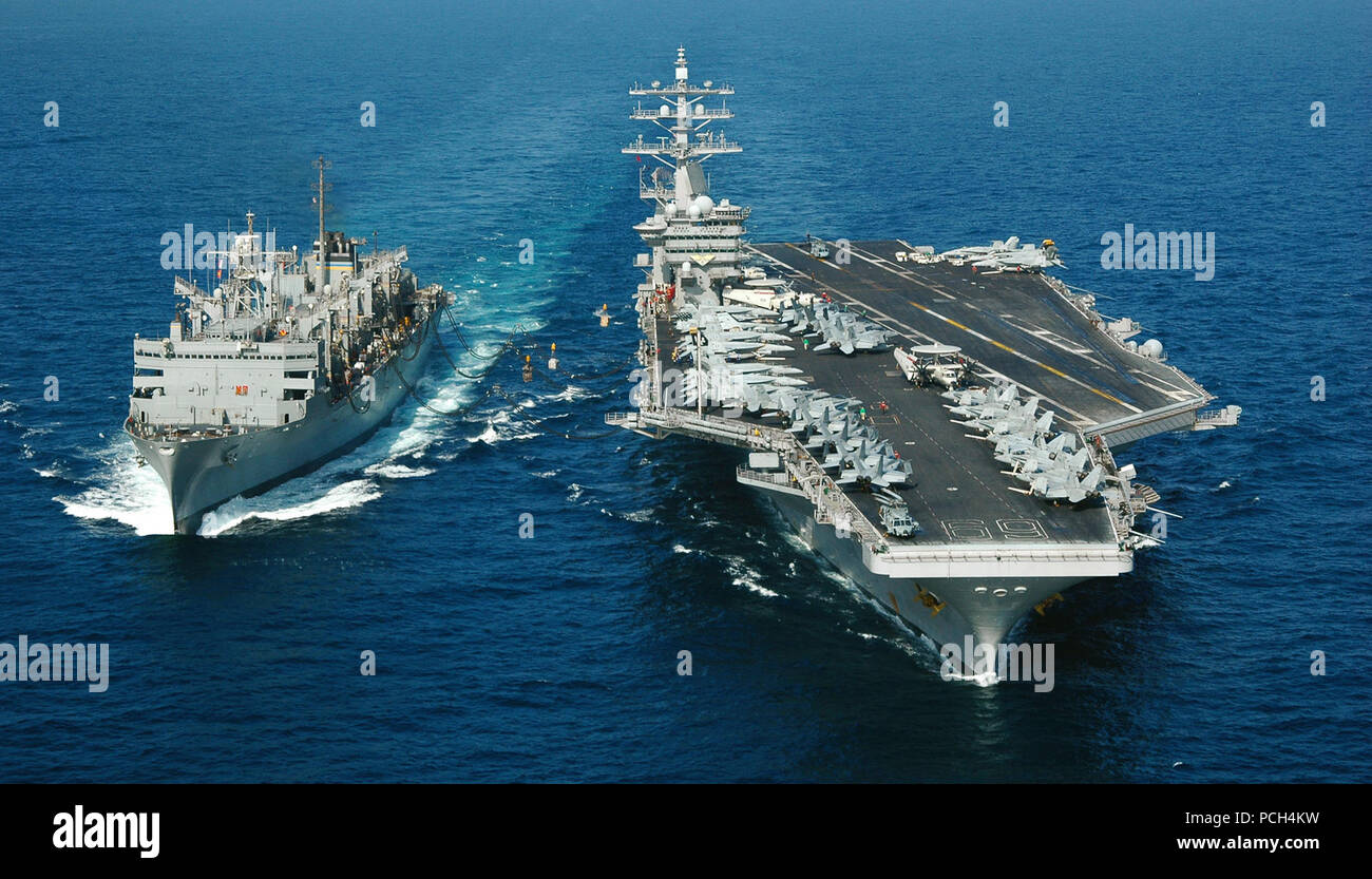 Il combattimento veloce nave appoggio USNS Arctic (T-AOE 8), a sinistra conduce un rifornimento in corso con la Nimitz-class portaerei USS Dwight D. Eisenhower CVN (69) Gen 15, 2007. Eisenhower e avviato Carrier aria Wing 7 sono su una regolare distribuzione pianificata negli Stati Uniti Forze Navali del comando centrale area di responsabilità a sostegno della sicurezza marittima operazioni. Foto Stock
