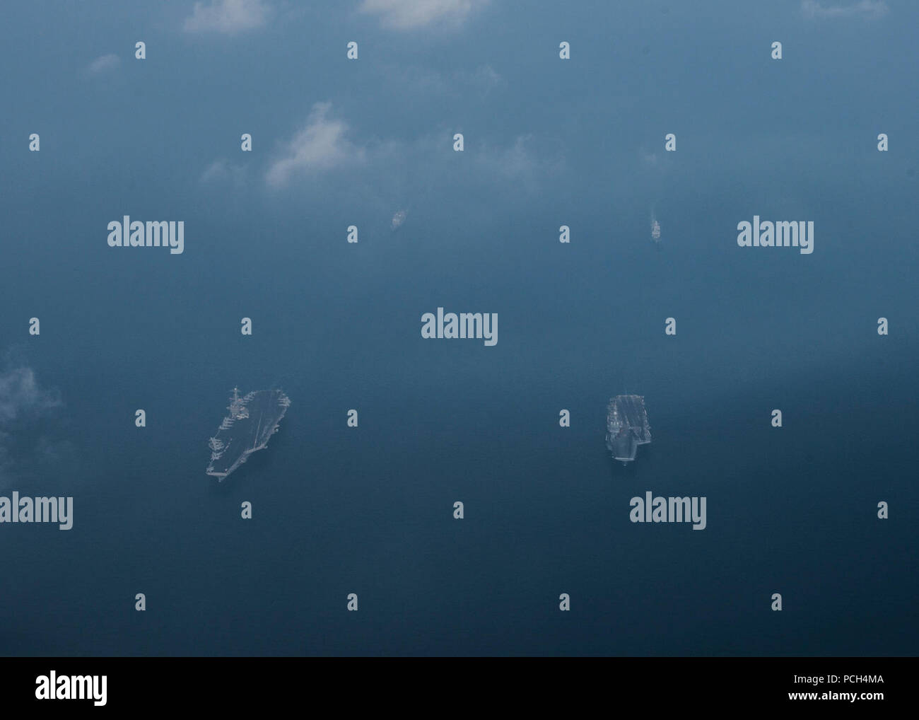 Le portaerei USS Harry Truman (CVN 75) e FS Charles de Gaulle (R 91), guidata-missili cruiser USS Gettysburg (CG 64) e la fregata francese FS Forbin (D 620) vele in formazione. Harry Truman, parte di Harry Truman Carrier Strike gruppo, sta conducendo operazioni con unità assegnate al francese Task Force 473 per migliorare i livelli di cooperazione e interoperabilità, Gennaio 31, 2014. Stati Uniti Navy Foto Stock