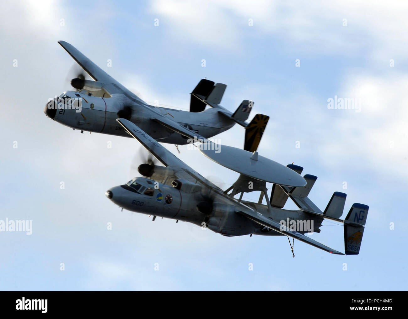 Oceano Pacifico (24 aprile 2013) un C-2un levriero dai fornitori di logistica della flotta contro lo squadrone di supporto (VRC) 30, a sinistra e a una E-2C Hawkeye dal Golden Hawks di Airborne Early Warning Squadron (VAW) 112 volare in formazione durante un'aria di dimostrazione di potenza al di sopra della portaerei USS John C. Stennis (CVN 74). John C. Stennis Carrier Strike gruppo è di ritorno da otto mesi di distribuzione per gli Stati Uniti La quinta e la settima flotta aree di responsabilità. Foto Stock