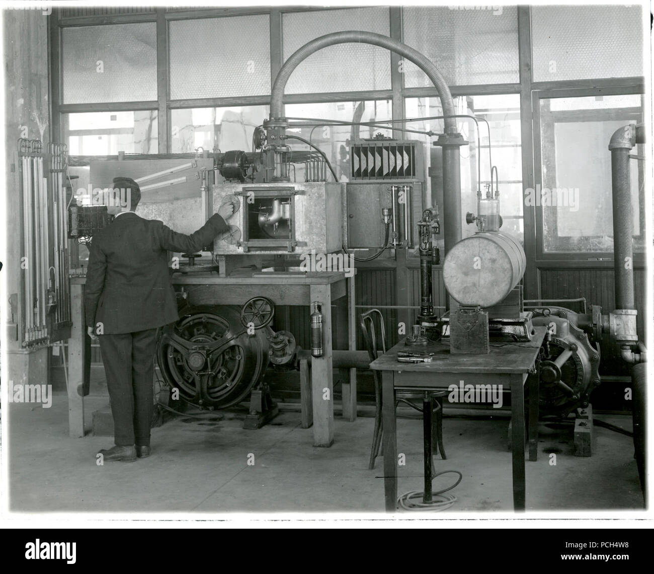 Il carburatore pianta di prova è stata disegnate per un comodo, veloci e accurate osservazioni del carburatore prestazioni, senza inclusione delle complicazioni attendant su prestazioni del motore in tali test. Esso era costituito da un orifizio aria metro, fornire aria ad un altitudine in miniatura camera, in cui il carburatore è stato montato. L'aria è aspirata attraverso il carburatore per mezzo di una pompa a vuoto, e le pulsazioni del flusso nel flusso di aria sono state sumilated da un appatatus controllando sia la velocità e l'ampiezza delle pulsazioni. La pressione entro la camera di carburatore potrebbe essere ridotta rispetto a quella dell'atmosfera in un Foto Stock