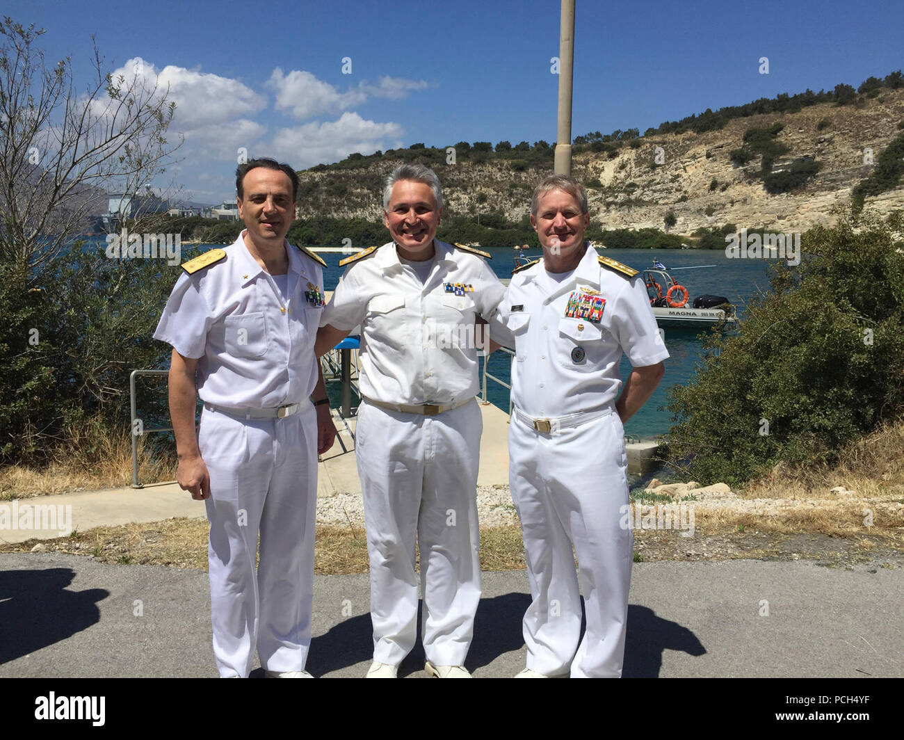 SOUDA BAY, Grecia (17 maggio 2016) posteriori Adm. Kevin Kovacich, Direttore della strategia e dei piani e programmi, U.S. Africa il comando e la Marina Militare Italiana Adm posteriore. Alberto Maffeis, comandante delle forze di pattugliamento Italia unita con Marina ellenica Commodore Georgios Tsogkas, comandante della NATO per operazioni di interdizione marittima Centro di formazione per un tour di supporto navale attività Souda Bay come parte di esercizio Phoenix Express 2016 Cerimonia di apertura maggio 17. Phoenix Express 2016, promosso e facilitato dalla U.S Africa comando, è progettato per migliorare la cooperazione regionale, aumentare il dominio marittimo sensibilizzazione, informazione-sh Foto Stock