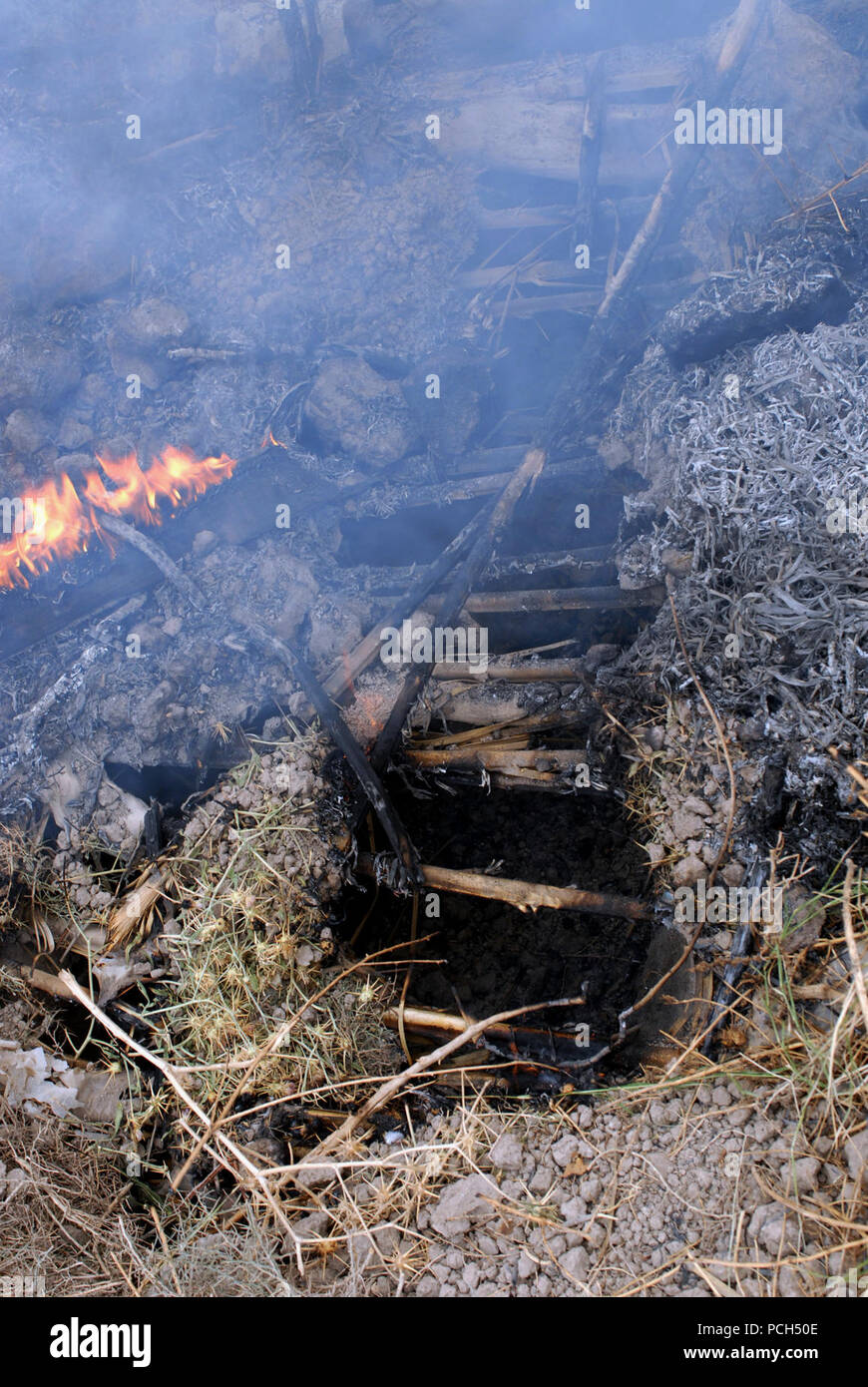 Stati Uniti Army Sgt. 1. Classe Calvin Overway, assegnato a Charlie Company, 2° Battaglione, 502nd Reggimento di Fanteria, 101st Airborne Division, cancellato l'area che circonda un foro scoperto durante il funzionamento NANNO II. Il foro è stato trovato nei pressi di una casa sicura nel sud di Baghdad durante un' operazione congiunta da parte degli Stati Uniti e soldati iracheni. Foto Stock