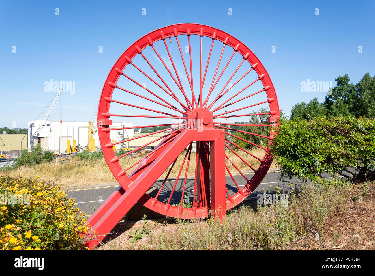 La ruota della puleggia dal mining colliery sul display fuori dallo stadio di luce, Vaux Brewery modo, Sunderland, Tyne and Wear, England, Regno Unito Foto Stock