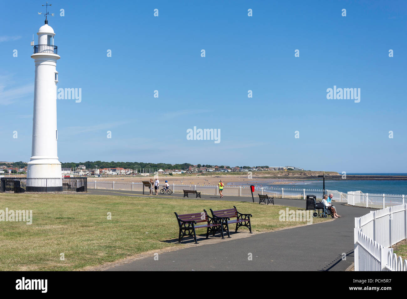 Meik la ghisa faro bianco e il lungomare, Seaburn, Sunderland, Tyne and Wear, England, Regno Unito Foto Stock