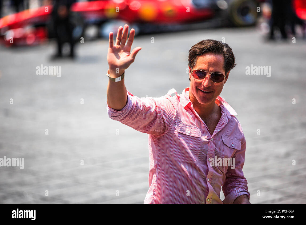 Città del Messico - Luglio 08, 2015: Mario Domínguez agitando la mano al popolo. Alla Scuderia Ferrari Street Demo da Telcel - Infinitum. Foto Stock
