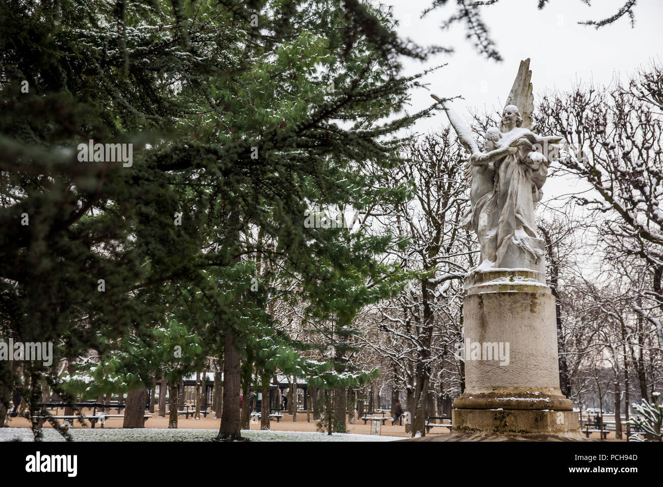 Parigi, Francia - Marzo 2018: Leconte de Lisle statua al vertice di Lussemburgo il giardino di un palazzo in un gelido inverno giorno giorno appena prima della primavera Foto Stock