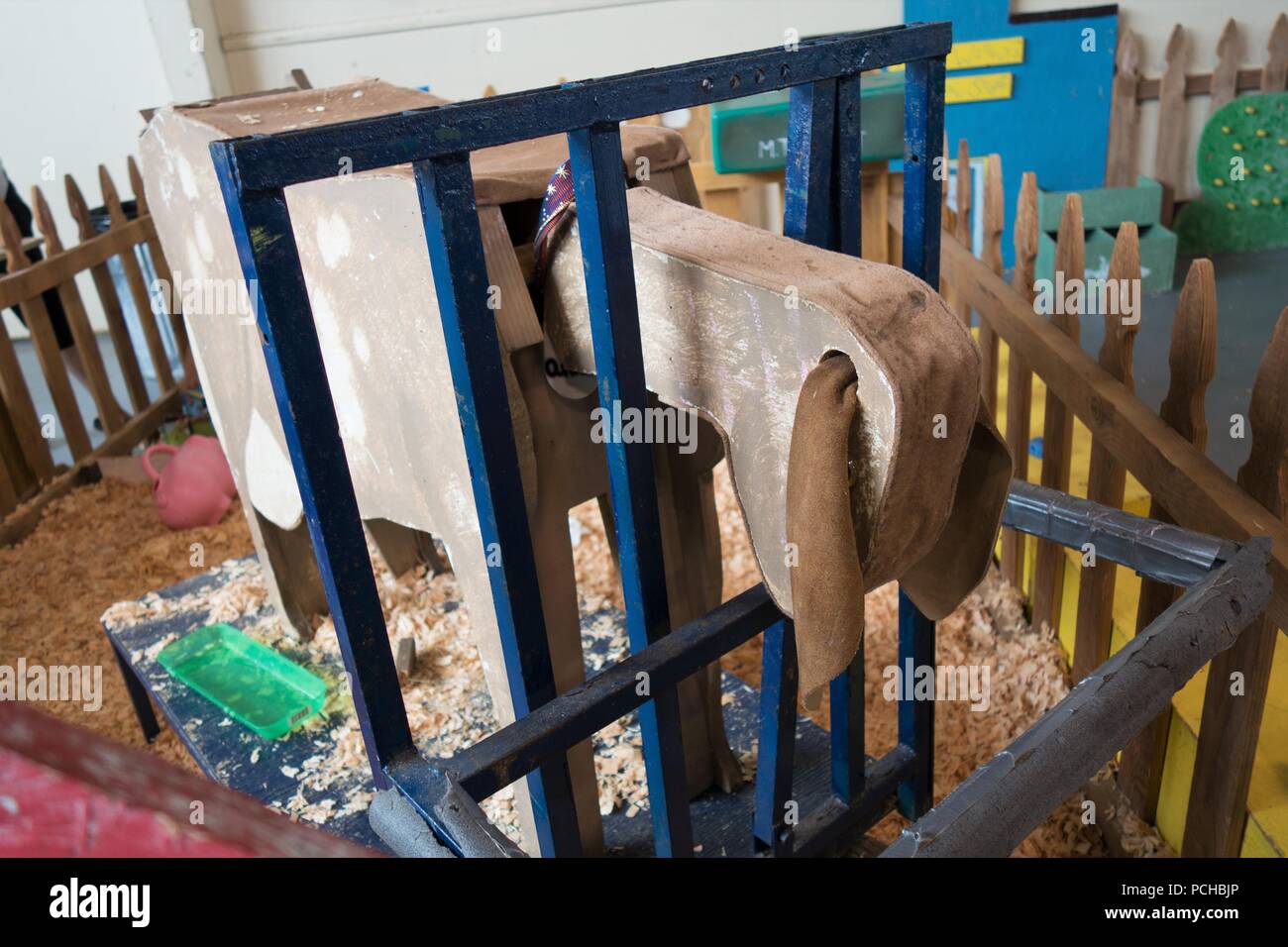 Un triste cercando di capra di legno, parte di un display di agricoltura al Lane County Fair in Oregon, USA. Foto Stock