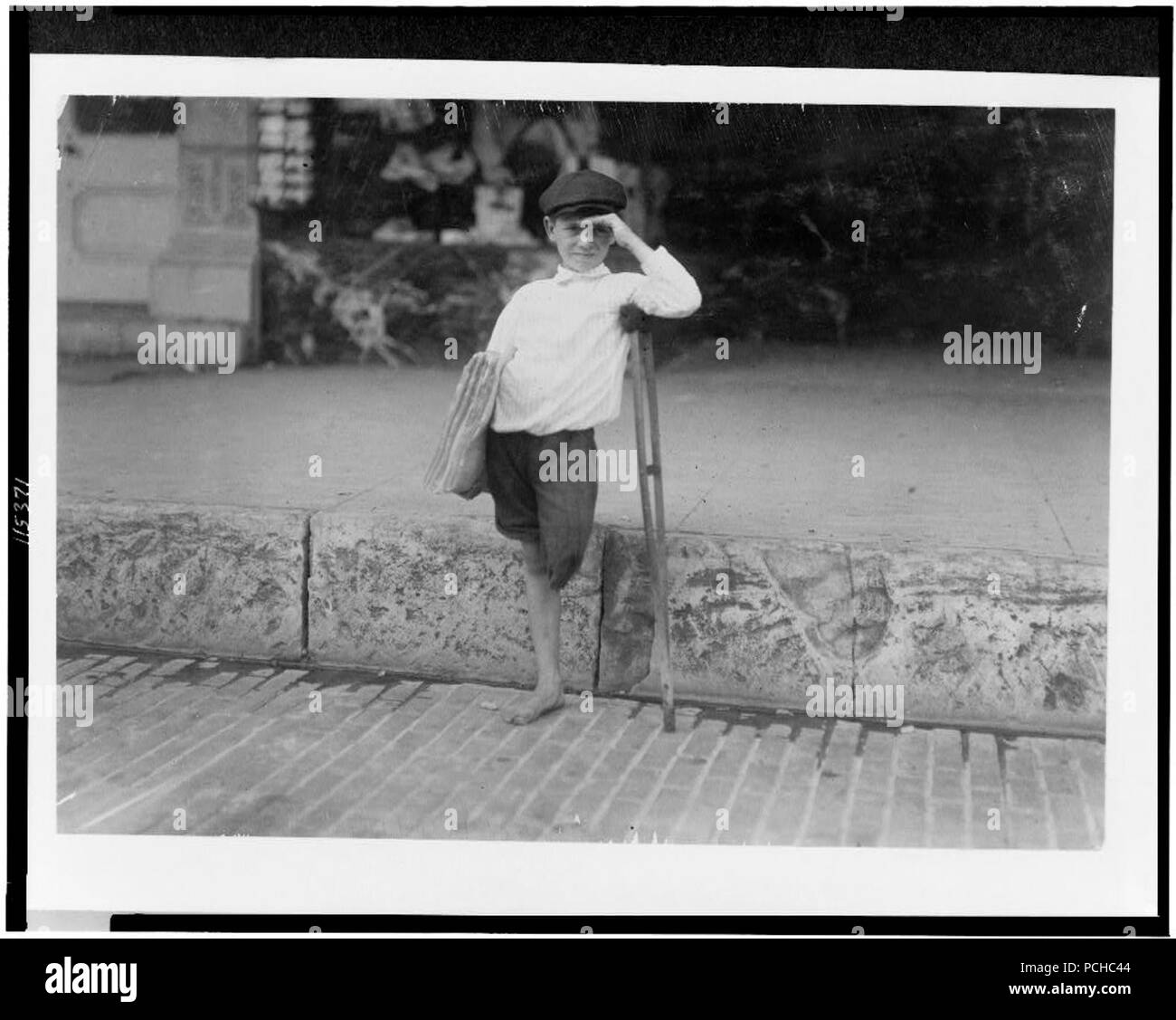 Albert Schafer, otto anni di newsboy che di solito inizia a 8-00 A.M. La domenica. Vende alcuni nei giorni lavorativi. È un storpio. Rende uno o due dollari al giorno. Foto Stock