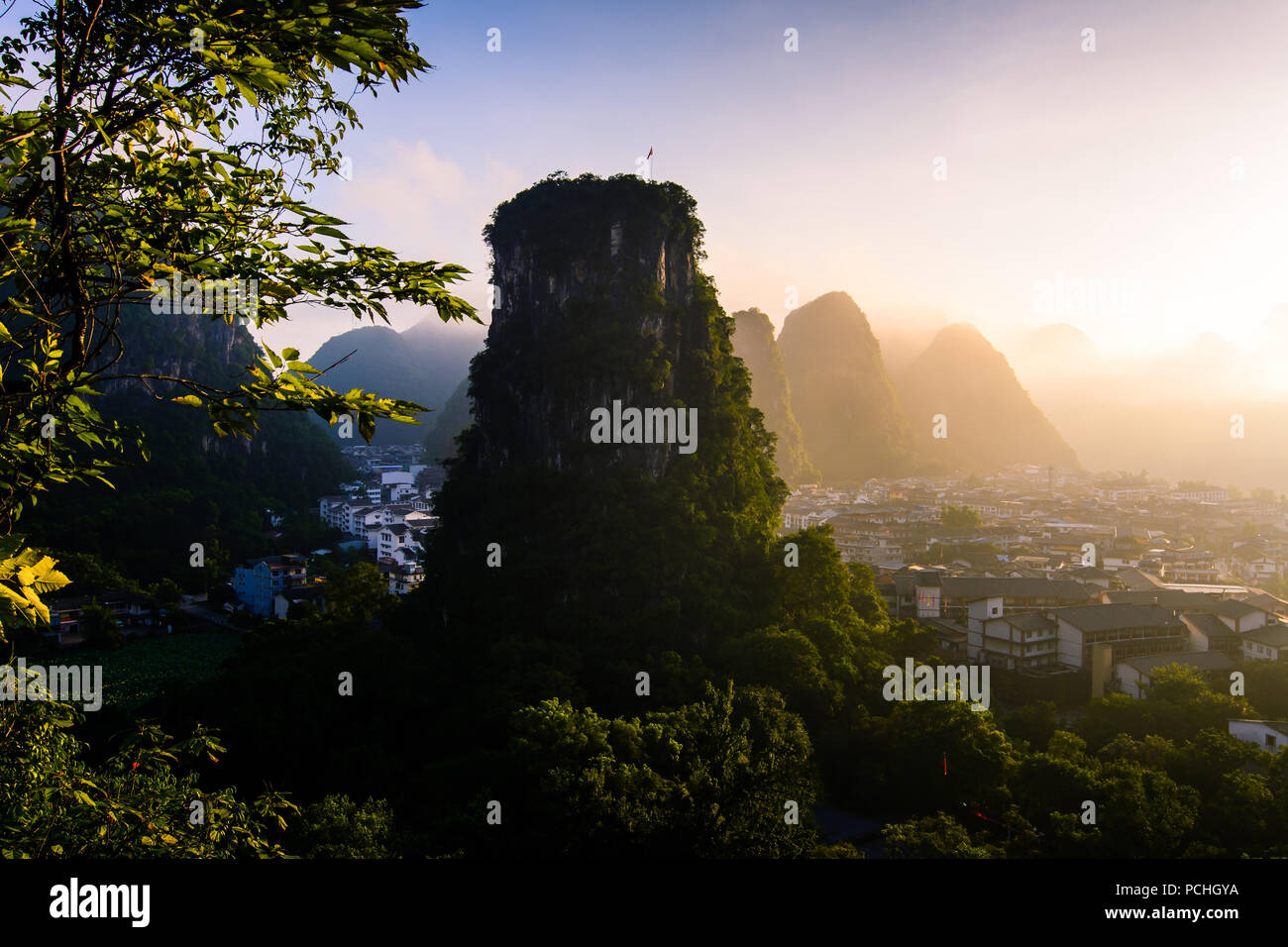 Bellissima alba su Yangshuo rocce carsiche e la città vicino a Guilin in Cina Foto Stock