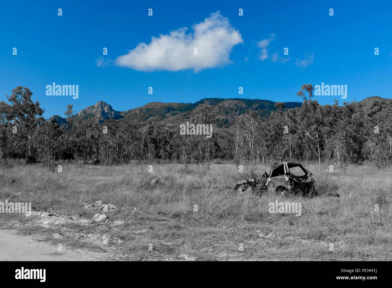 Arrugginita fuori auto abbandonate in un campo, Townsville, Queensland, Australia Foto Stock