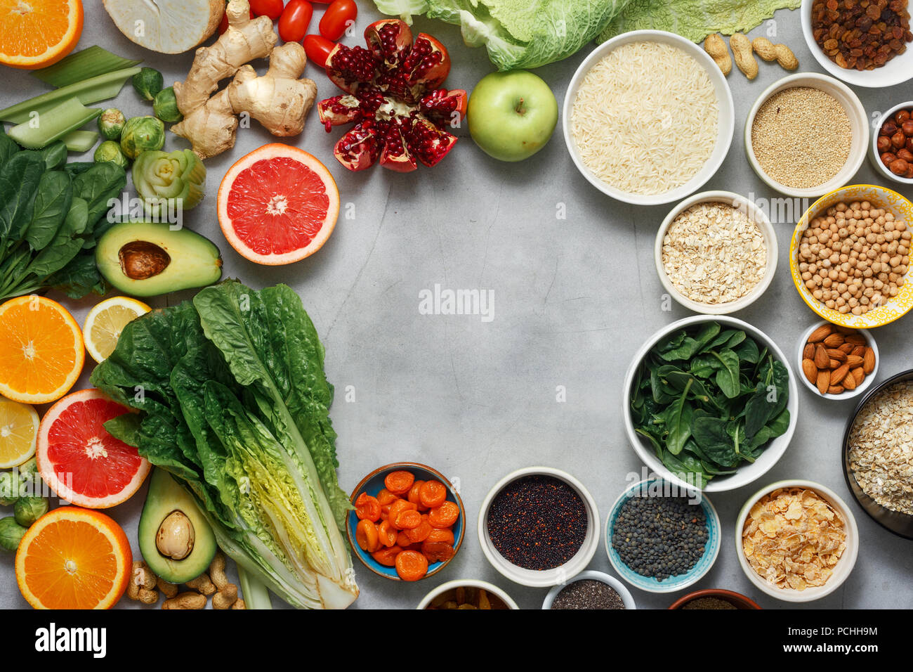 Telaio del vegetariano cibo sano - diversi ortaggi e frutta, super, semi, cereali, verdura a foglia su sfondo bianco, vista dall'alto. Lay piatto. Foto Stock