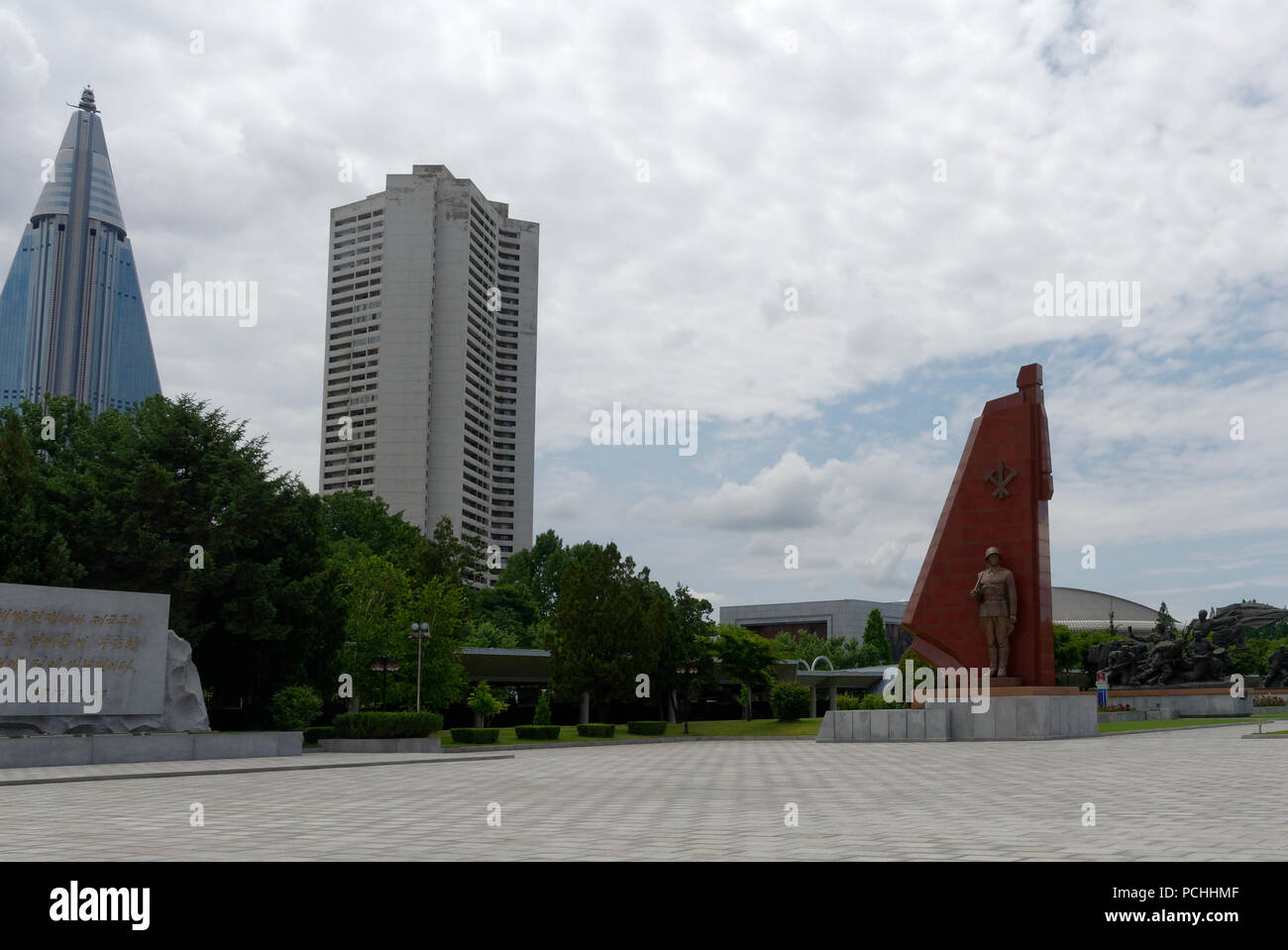 Il sempre incompiuto Ryugyong Hotel torreggia su monumenti della vittoriosa guerra museo, Pyongyang, Corea del Nord Foto Stock