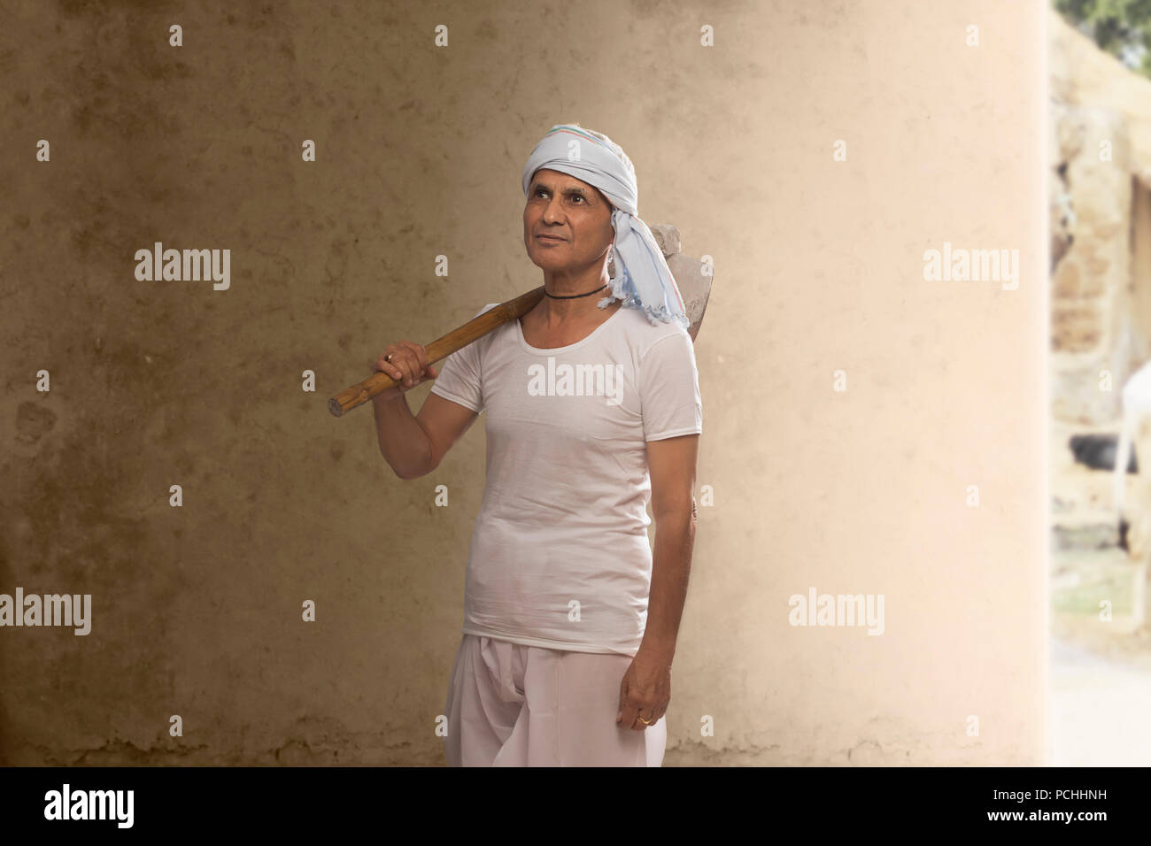 Ritratto di rurale vecchio contadino zappa portante sulla sua spalla Foto Stock