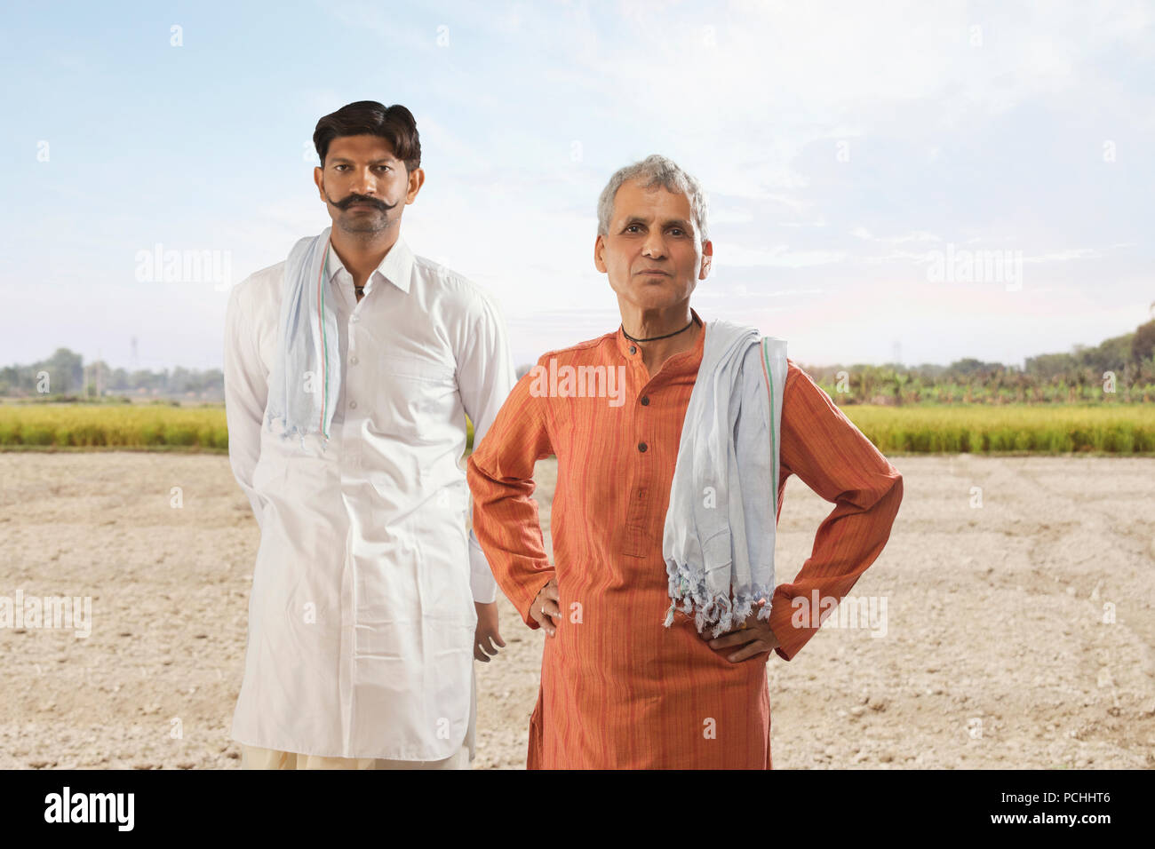 Ritratto di due agricoltori in piedi in campo Foto Stock