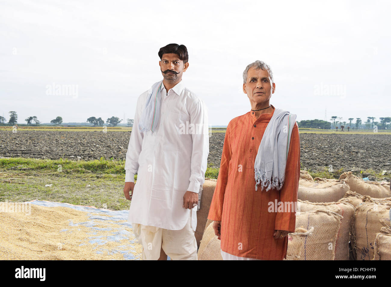 Ritratto di due agricoltori in piedi in campo Foto Stock