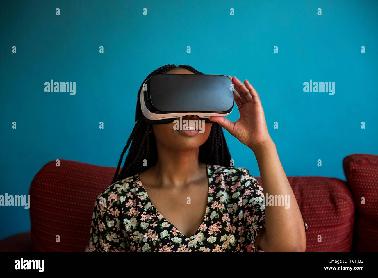 Donna africana guardando attraverso le cuffie VR Foto Stock