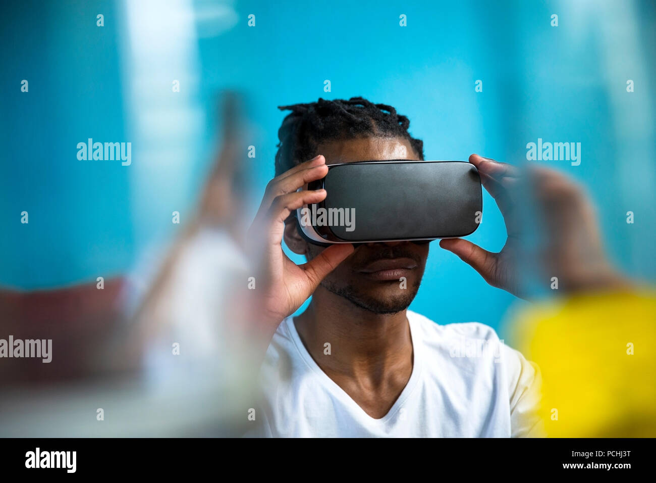 L'uomo africano cerca attraverso cuffie VR Foto Stock