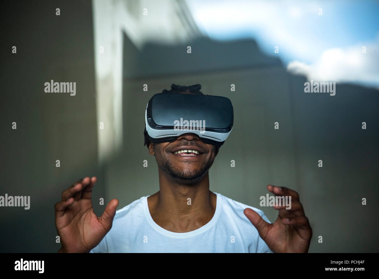 L'uomo africano cerca attraverso cuffie VR Foto Stock