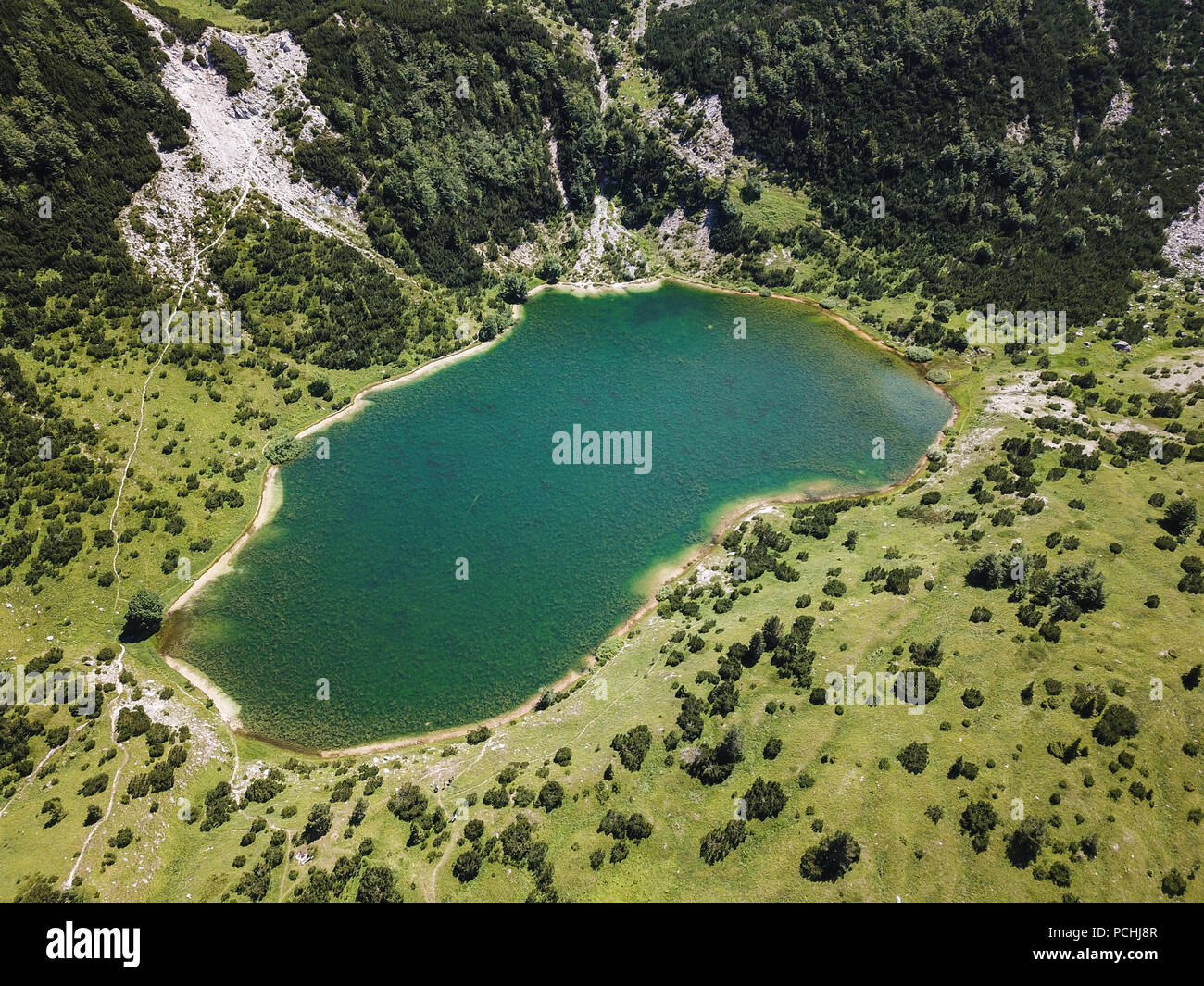 Šator Mountain (Šator planina) è nelle Alpi Dinariche, in Bosnia ed Erzegovina. Appena al di sotto del picco, il lago Šator (Šatorsko jezero) è posizionato. Foto Stock