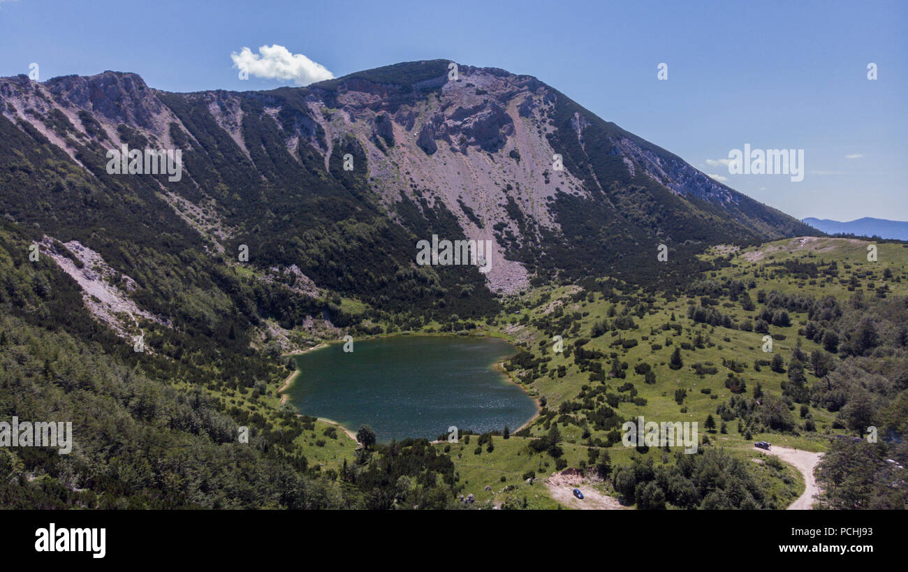 Šator Mountain (Šator planina) è nelle Alpi Dinariche, in Bosnia ed Erzegovina. Appena al di sotto del picco, il lago Šator (Šatorsko jezero) è posizionato. Foto Stock