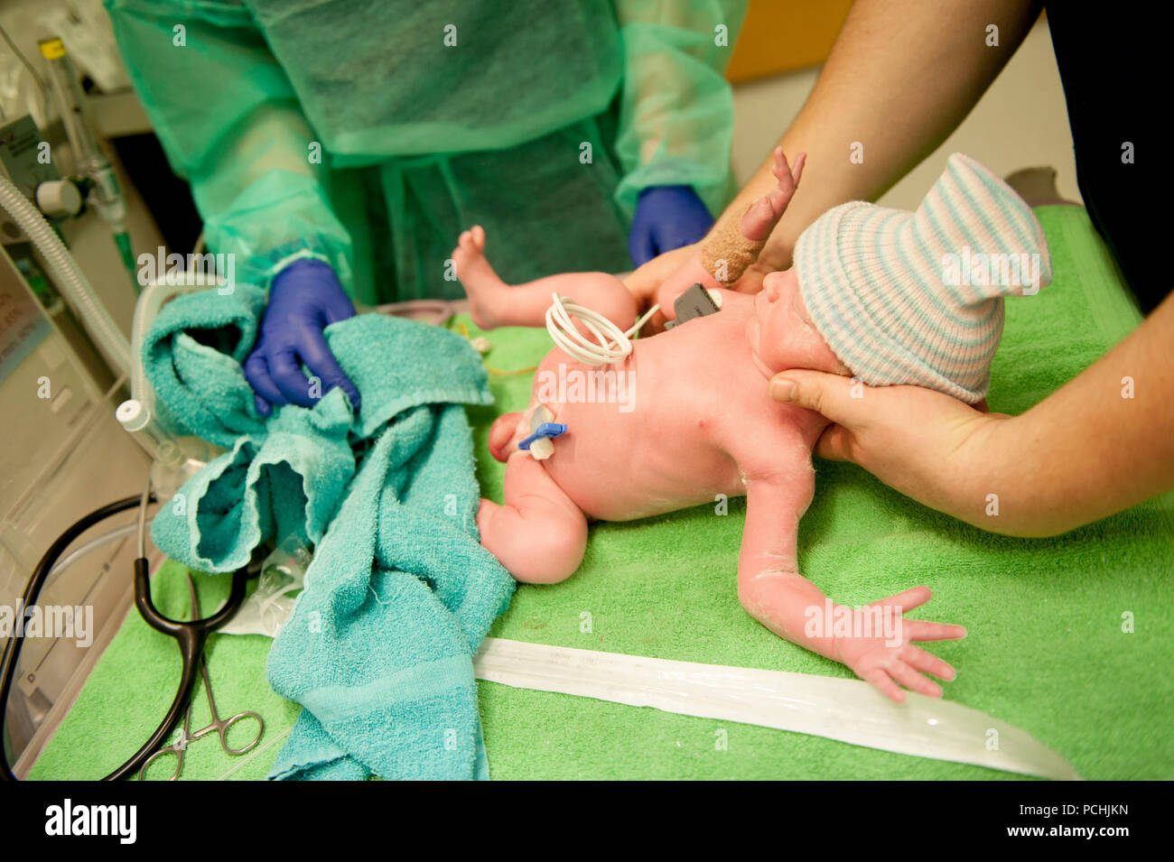 Immagine che mostra la foto di un bambino di neonato appena dopo la nascita che passa attraverso il primo check-up medico (Heverlee, 30/12/2016) Foto Stock