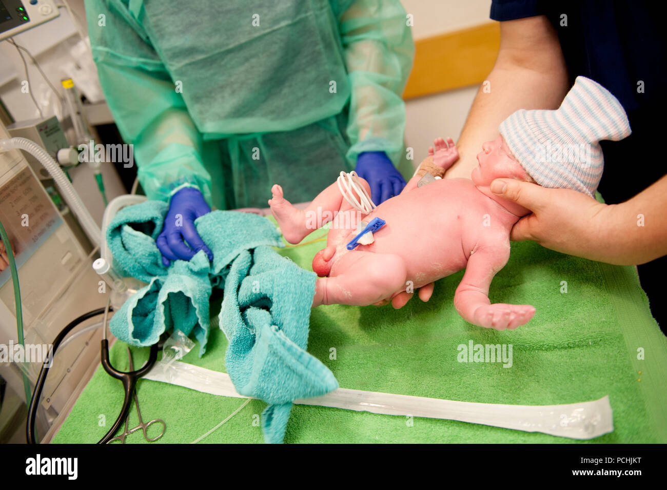 Immagine che mostra la foto di un bambino di neonato appena dopo la nascita che passa attraverso il primo check-up medico (Heverlee, 30/12/2016) Foto Stock