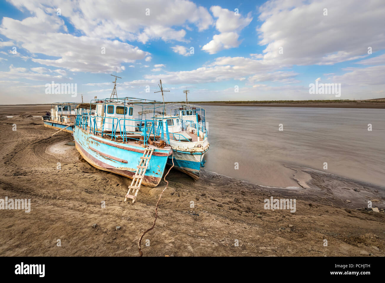 Vecchie navi sulla riva di un essiccamento Amu Darya river, Regione di Xorazm, Uzbekistan Foto Stock
