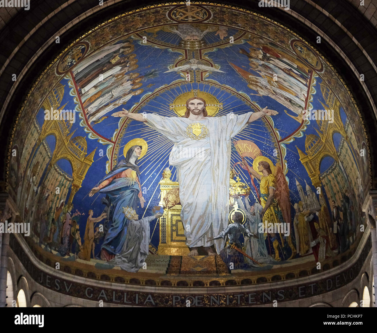 Cristo in maestà è circondato dalla Vergine Maria, Giovanna d'arco e San Michele, mosaico da Luc-Olivier Merson, Basilica del Sacro Cuore di Gesù io Foto Stock