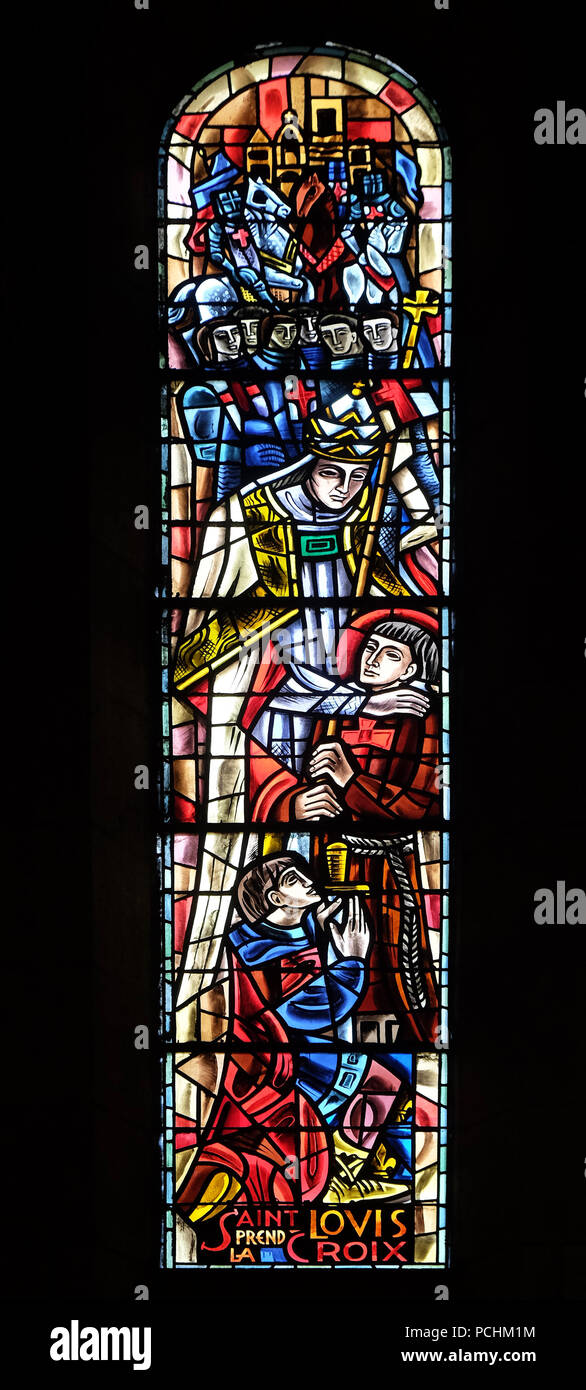 San Luigi prende la croce, finestra di vetro colorato nella Basilica del Sacre Coeur, dedicata al Sacro Cuore di Gesù a Parigi, Francia Foto Stock