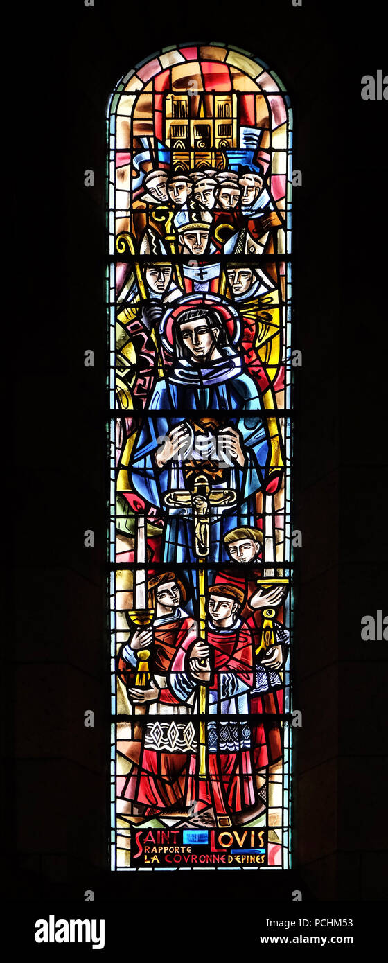 Saint Louis con la corona di spine, finestra di vetro colorato nella Basilica del Sacre Coeur, dedicata al Sacro Cuore di Gesù a Parigi, Francia Foto Stock