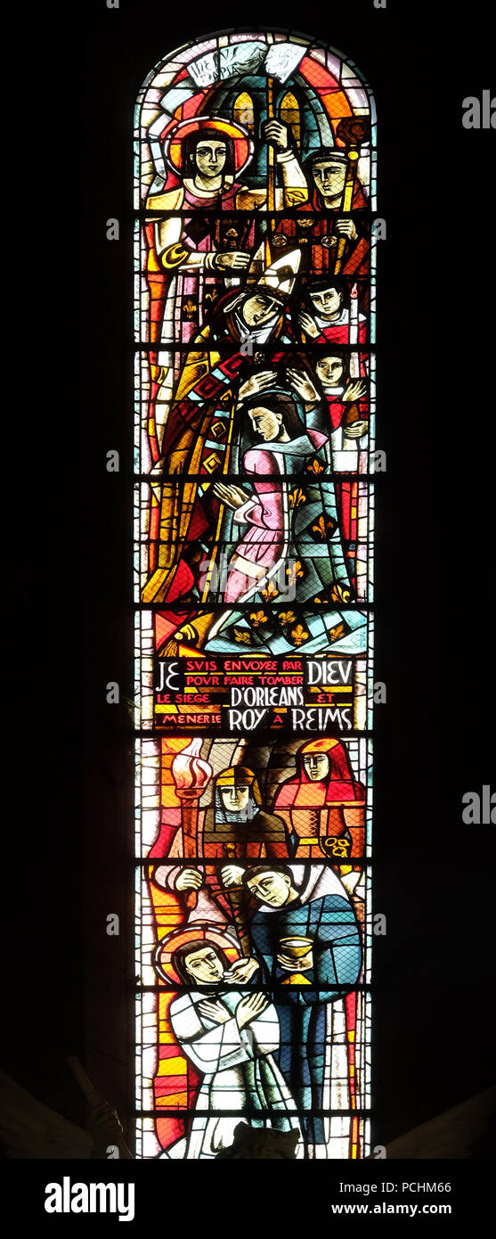 Charles VII della incoronazione a Reims, finestra di vetro colorato nella Basilica del Sacre Coeur, dedicata al Sacro Cuore di Gesù a Parigi, Francia Foto Stock