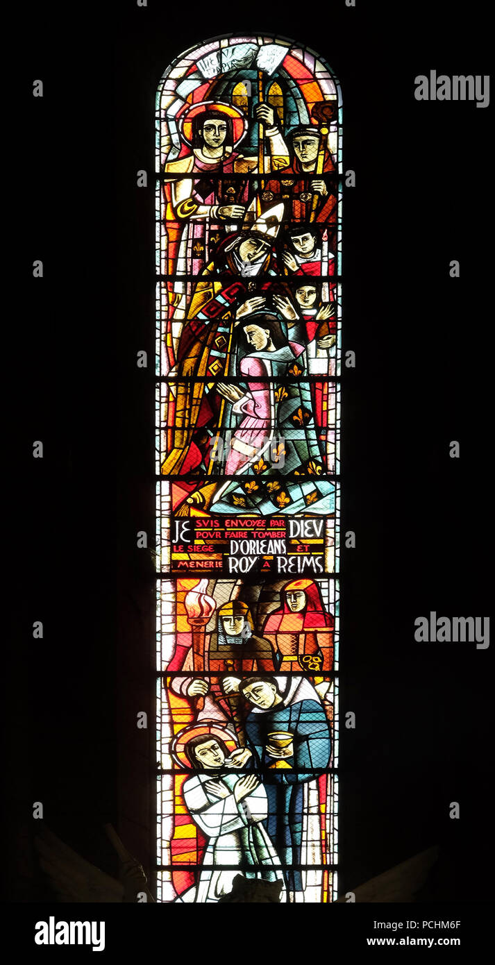 Charles VII della incoronazione a Reims, finestra di vetro colorato nella Basilica del Sacre Coeur, dedicata al Sacro Cuore di Gesù a Parigi, Francia Foto Stock